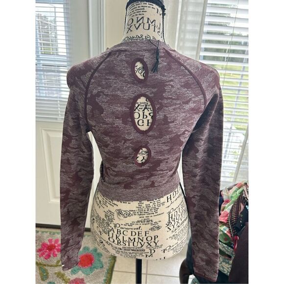 Gymshark Adapt Camo Seamless Long Sleeve Crop Top Berry Compression Sz S #1781 - Picture 5 of 6